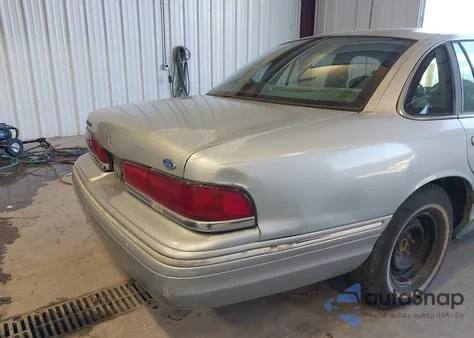 1996 Ford Crown Victoria z USA, uszkodzony, nr VIN 2FALP7367TX101761